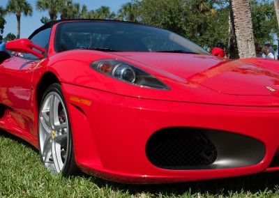 Ferrari-Fahrten auf der Rennstrecke und der Straße in Italien